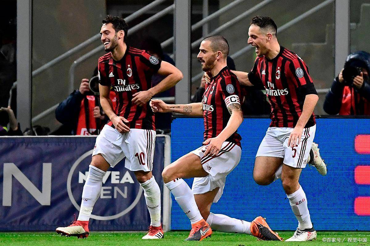 内马尔赛前牵着自己的女儿马维入场，之后还给女儿比心