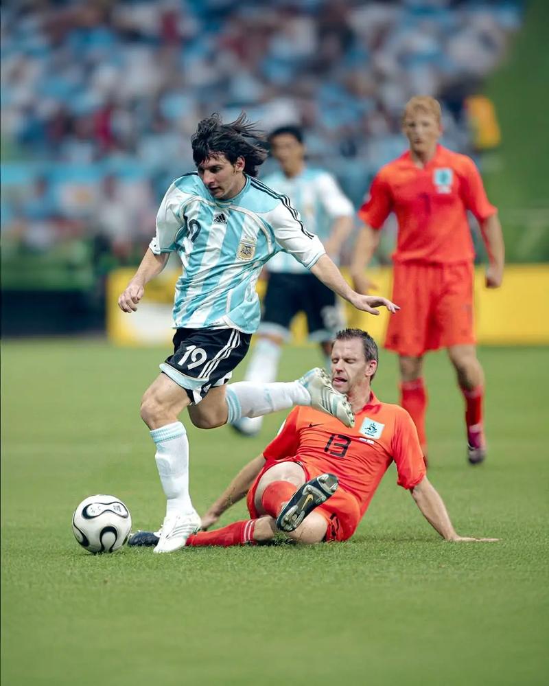 每体：巴萨仍在关注凯恩，等待他和拜仁的最终动向